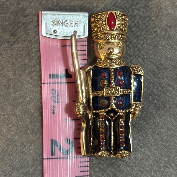 Vintage Toy Soldier Pin Brooch Nutcracker Enamel Silver Tone Metal Rhinestones - Picture 5 of 9